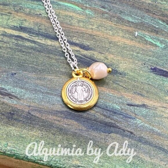 Alquimia Jewelry - Saint Benedict medal dainty freshwater pearl necklace